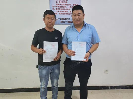 鄭州欧美一区2区三区3区公司（shèng）與新疆客戶簽訂（dìng）輪胎式（shì）建築垃圾破碎（suì）篩分一體車
